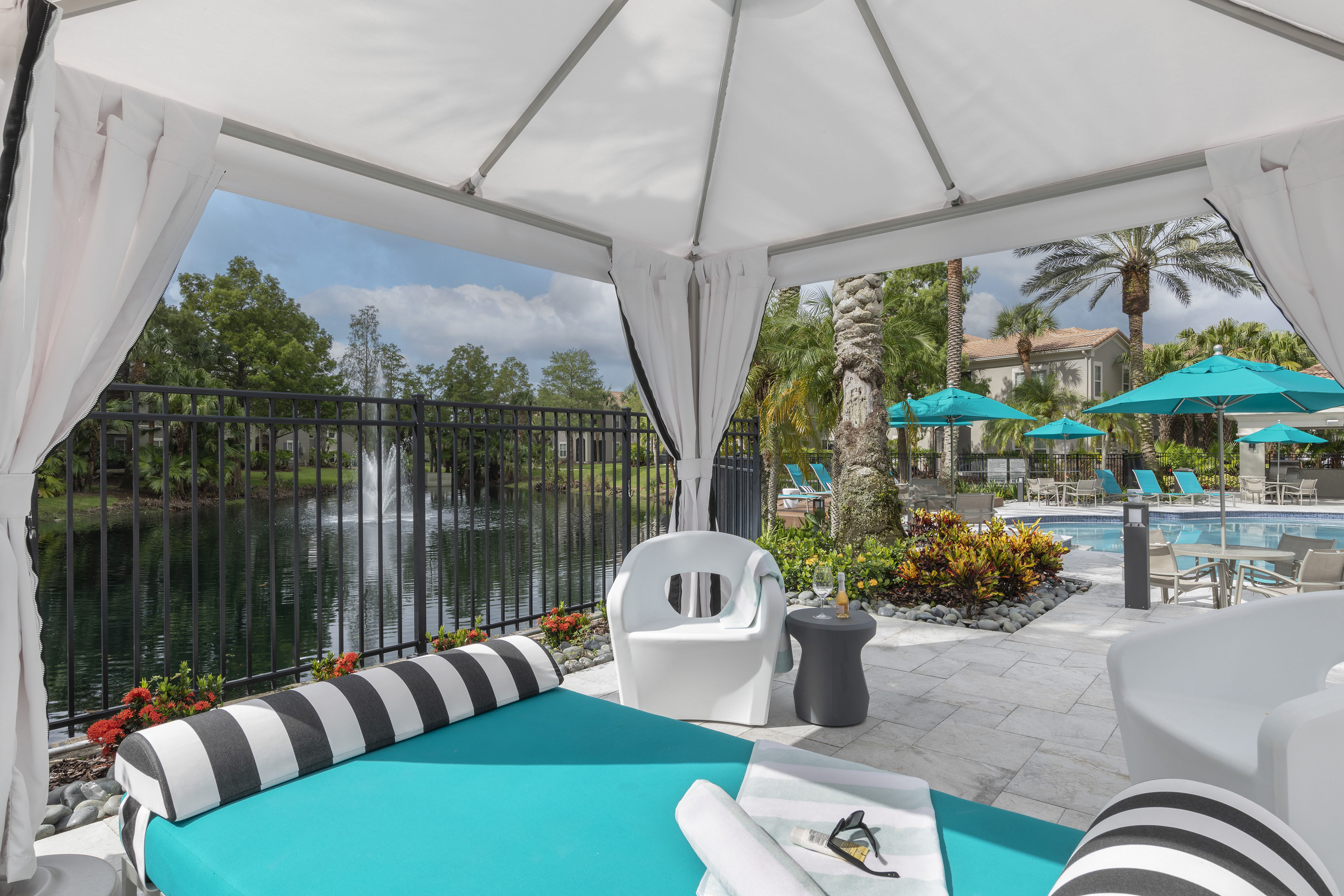 Lake's Edge Apartments